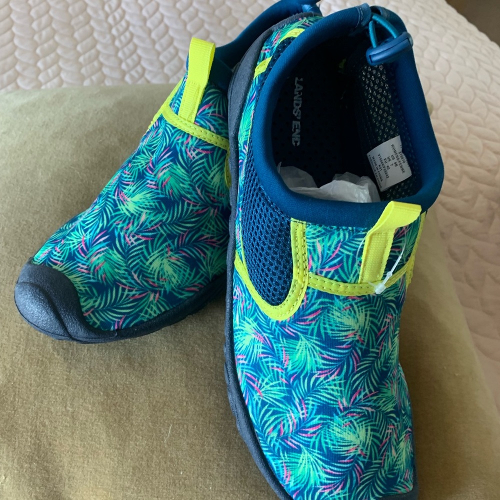 Lands End nwt water shoes